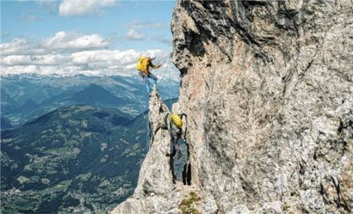 Die markante Felsnadel, die letzte Erhebung des großen Laserzwand-Westgrates in Osttirol/Österreich, erfreut sich aufgrund ihrer idealen Felsqualität und des günstigen Zustiegs großer Beliebtheit. Foto TVB Osttirol/Eder Philip