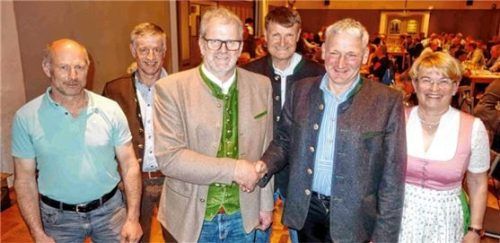 Die neue Vorstandschaft: (von links) Beisitzer Georg Aicher, Dritter Vorsitzender Georg Rechenauer, bisheriger Vorsitzender Georg Höhensteiger, Zweiter Vorsitzender Georg Ellmayr, neuer Erster Vorsitzender Alois Kalteis und Beisitzerin Johanna Weichselbaumer.Foto hötzelsperger