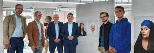Die Organisatoren (von links) Michael Rauch und Andreas Lakowski, Schulleiter Dr. Armin Stadler, Festredner Benjamin Idriz und die Peer-Guides Laurenz Liepold und Martin Neururer in der Ausstellung „Was glaubst Du denn?“. Im Hintergrund begutachtet Raublings Bürgermeister Olaf Kalsperger ein Exponat. Foto Karin Sönmez