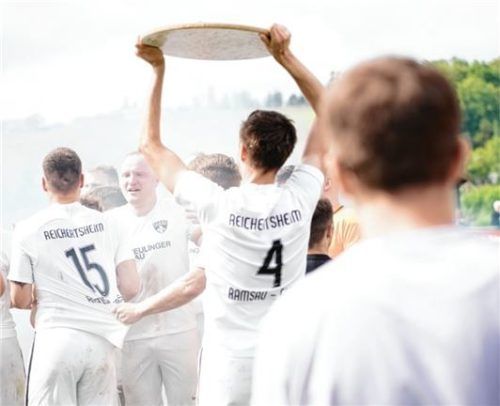 Die SG Reichertsheim-Ramsau/Gars hat die Meisterschale schon präsentiert – zuletzt kamen fünf weitere Titelträger im Fußball-Kreis hinzu.Foto Johannes Wimmer