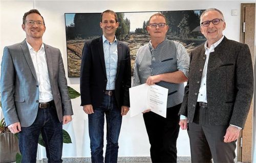 Die Stadt Rosenheim hat für den Stadtteil Pang einen neuen Hüter der Grenzen, der mit einem Schwur auf das Grundgesetz und die Verfassung des Freistaates Bayern vereidigt wurde. Von links: Christian Einzmann, Leiter Stadtplanungsamt, Oberbürgermeister Andreas März, Florian Gilg und Franz Höger, Sachgebietsleiter für Vermessung. Foto Stadt Rosenheim