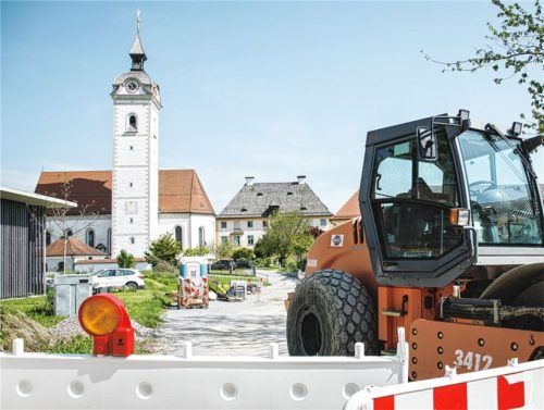 Die Umgestaltung der Ortsmitte im Rahmen der Dorferneuerung ist Vogtareuths jüngste Großbaustelle. Foto Cater