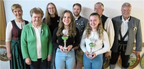 Die Vereinsmeister der „Hubertus“-Schützen: (von links) Zweite Schützenmeisterin Irene Geiß mit Clothilde Hartinger, Michaela Weber, Sandra Hoferer), Andreas Scharl, Luisa Geiß, Hugo Ludwig und Stephan Bergner. Foto Einwang