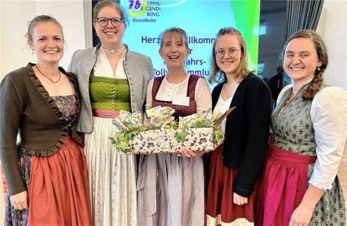 Die Vertreterinnen der Trachtenjugend im Landkreis Rosenheim mit (von links) Barbara Fischer und Regina Bauer überraschten gemeinsam mit Magdalena Eder (Zweite von rechts) und Alexandra Url (rechts) die KJR-Vorsitzende Erika Spohn mit einem Jubiläumsgeschenk.Foto Neuwirth