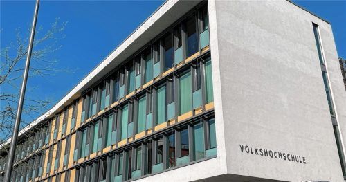 Die Volkshochschule Rosenheim in der Innenstadt platzt aus allen Nähten. Foto Schlecker