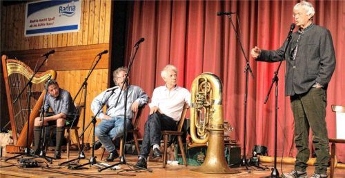 Die Well-Brüder aus’m Biermoos (Christoph, Michael und Hans Well) und Gerhard Polt in der Wasserburger Badria-Halle. Foto Falk