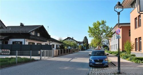 Die Wohnhäuser neben dem Rathaus in Schloßberg sind relativ flach. Die Gemeindeverwaltung mit ihren drei Stockwerken im vorderen Teil gilt wegen ihrer Funktion nicht als Bezugsgröße für Wohngebäude – finden Gemeinde und Landratsamt. Foto Schlecker