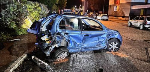 Die Wucht des Aufpralls war so groß, dass eines der drei erfassten Autos ein Totalschaden ist. Auch ein Sicherungskasten musste dran glauben. Foto Barth