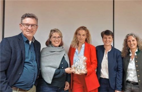 Die Zukunft des Fremdenverkehrs erörterten (von links) Bürgermeister Georg Huber, die Leiterin der Gästeinformation Monika Schimanski, Moderatorin Elisabeth Hiltermann und die Vorsitzende des Tourismusvereins Samerberg Roswitha Estermann sowie die Geschäftsführerin des Chiemsee-Alpenland Tourismusverbands Christina Pfaffinger bei einem Treffen. Foto re