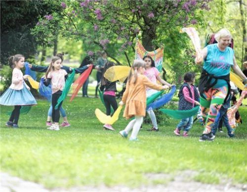 Die „Zumba-Kinds“ des „Quest Dance Clubs“ zeigen bei ihrem Auftritt, wie viel Freude Bewegung macht. Foto re