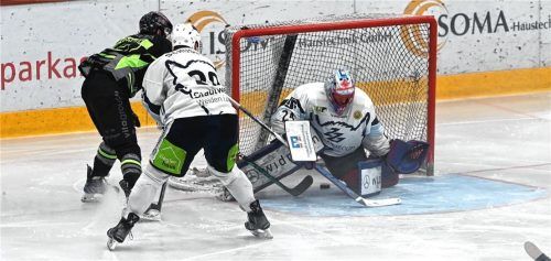 Dieses Tor versetzte ganz Rosenheim in einen Freudentaumel. Starbulls-Stürmer Brad McGowan schloss sein Solo gegen Weiden erfolgreich ab. Foto Hans-Jürgen Ziegler