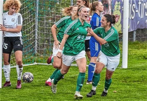Dreierpack zum Klassenerhalt: Lena Grabmeier (Mitte) traf beim Sieg in Theuern dreifach.Foto Habermann