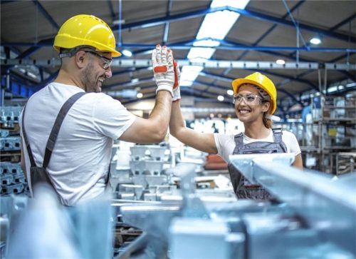 Durch eine Ausbildung lernen junge Menschen früh auf eigenen Beinen zu stehen und Verantwortung für sich selbst zu übernehmen.
