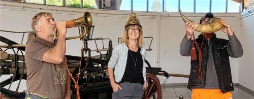 Eggstätts Bauhofleiter Sebastian Weber senior (links), die Leiterin der Tourist-Info Julia Hausmann und Bauhofmitarbeiter Sebastian Weber junior testen die historischen Stücke auf ihre Tauglichkeit. Foto Gemeinde Eggstätt