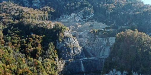 Ein Steinbruch, der die Gemüter erhitzt: Am Heuberg gewinnt Rohrdorfer Zement sein Ausgangsmaterial. Foto re