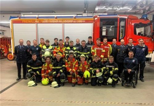 Einen erfolgreichen Lehrgang absolvierten 18 Teilnehmern aus verschiedenen Feuerwehren der Region im Feuerwehrhaus Nußdorf. Die Ausbilder und Kreisbrandmeister zeigten sich ebenfalls erfreut.Foto re