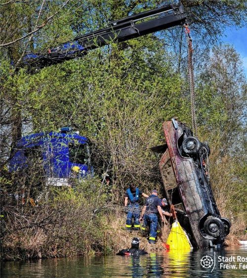 Einen Fiat 125s zog die Rosenheimer Feuerwehr mithilfe des THW aus einem Gewässer. Foto Freiwillige Feuerwehr Rosenheim
