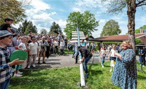 Einer der Höhepunkte des Schulfests an der Adolf-Rasp-Schule in Kolbermoor: Der 6,20 Meter hohe Maibaum wird aufgestellt. Foto Thomae