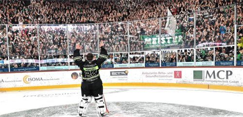 Kurz nach der Erlösung: Die volle Fankurve feiert den Aufstieg mit Torwart Tomas Pöpperle.Foto Hans-Jürgen Ziegler