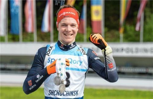 Elias Seidl vom SC Ruhpolding mit seinen zwei Silbermedaillen von der Nachwuchs-Weltmeisterschaft.Foto Ernst Wukits