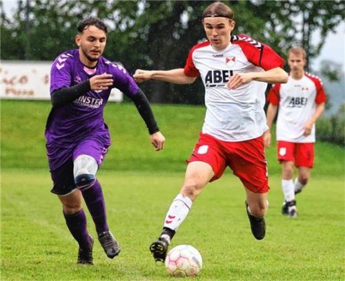 Engelsbergs Simon Göbl (rechts) ist vor dem Aschauer Arlind Osmanaj am Ball.Foto Christian Butzhammer