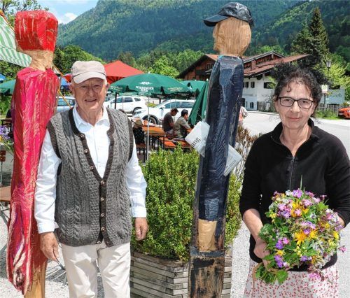 Enthüllung des neuesten Werks von Dorf-Holzbildhauer Roland Füssel „Er und Sie“ vor dem Dorfladen. Roland Füssel und Geschäftsführerin Kerstin SchwerdtfegerFoto Rehberg