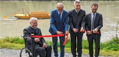 Eröffnungsband durchschnitten: (von links) Bürgermeister Hajo Gruber, Landeshauptmann Toni Mattl, Landrat Otto Lederer und Bürgermeister Sebastian Kolland. Foto Hoffmann
