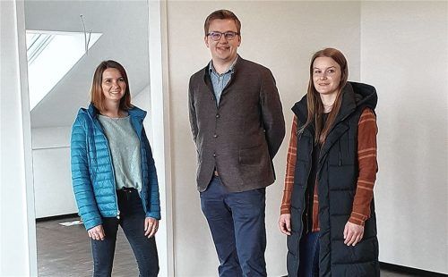 Erzieherinnen oder Erzieher nach Neubeuern locken – dazu hat sich die Gemeinde mit (von links) Pfarrkindergarten-Leiterin Stefanie Seigner, Bürgermeister Christoph Schneider und Gemeindekindergarten-Leiterin Michaela Fischer etwas Besonderes einfallen lassen. Foto Riedl.