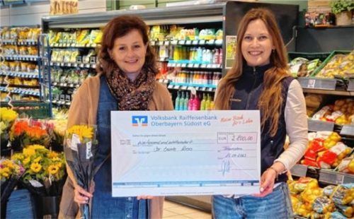 „Es was uns sehr wichtig, eine Hilfsorganisation in unserer Region mit der Spendenaktion zu unterstützen: Anita Wimmer vom Bunten Kreis (links) mit Anna Pfeilstetter.