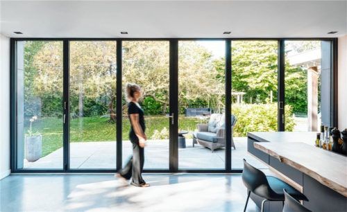 Fensterflächen vergrößern und gleichzeitig Energie sparen: Moderne, wärmedämmende Verglasungen machen es möglich. Foto djd/Solarlux/Malik Pahlmann