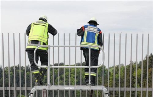 Feuerwehrleute versuchen von der Echelsbacher Brücke aus, den Vermissten im rund 70 Meter tiefer gelegenen Fluss ausfindig zu machen.