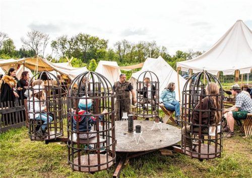 Fidele Stimmung in den drehenden Käfigen beim etwas anderen Karussell.
