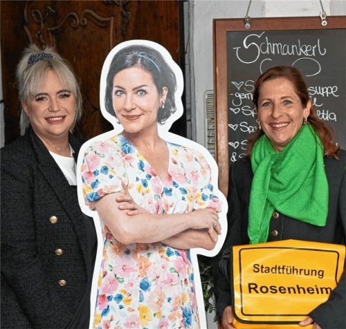 Freuen sich, dass Miriam Stockl wieder da ist: Jasmin Bannas, Pächterin des Restaurants „Zum Santa“ (links), und Stadtführerin Dagmar Deisenberger. Foto Peter Schlecker