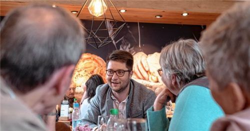 Fröhliche Unterhaltung statt Stress: Das war die Idee hinter dem Versuch, mehrere Jubilare in ein Café einzuladen, anstatt diese einzeln zu besuchen. Auch Bürgermeister Johannes Thusbaß (Mitte) genoss die Zusammenkunft.Fotos Thomae