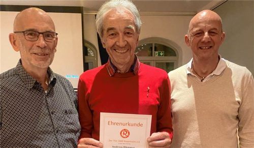 Für 50 Jahre Mitgliedschaft im TSV 1860 Rosenheim wurde Andreas Hümmer (Mitte) von 1860-Hauptvorstand Herbert Borrmann (links) und Fußball-Schatzmeister Frank Teschner ausgezeichnet.Foto Neumeier