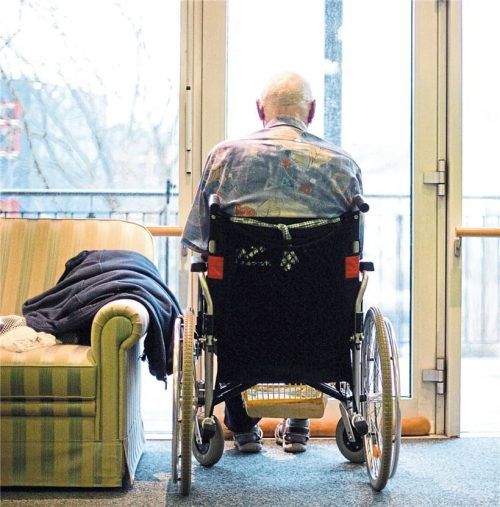 Für alte Menschen könnte Wohnen in Zukunft zum Problem werden. Foto Christian Charisius/dpa