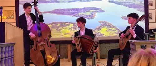 Für den musikalischen Rahmen der Veranstaltung sorgten (von links) Raphael Bauer, Jakob Kästner und Benno Panhans. Foto re