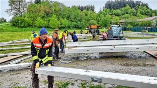 Für ihr Fest zum 150-jährigen Bestehen trotzten die Söchtenauer Feuerwehrler beim Zeltaufbau dem Regen. Foto Hötzelsperger