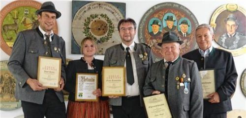 Für ihre langjährige Mitgliedschaft beim deutschen und bayerischen Sportschützenbund sowie bei der FSG Aschau von 1607 (FSG Aschau) erhielten (von links) Josef Reiter, Alexandra Badstuber, Schützenmeister Franz Kiesmüller, Oskar Knoll und Hans Palmberger die Ehrenurkunden.Foto rehberg