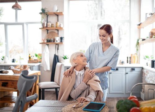 Für Pflegekräfte gibt es seit 2020 eine generalisierte Ausbildung. Fotos adobestock