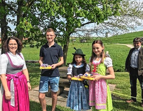 Gabi Oberloher vom Tourismusbüro (von links) überreichte kleine Geschenke für die fleißigen Schüler der Mittelschule, an Schülersprecher Linus Hamberger, Mia Radtke und Lara Berencsi. Wolfgang Hutzler war als Konrektor gekommen.