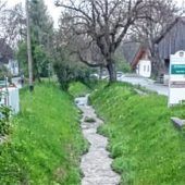 Ein fauler Bach führt zum Moor- und Heilbad