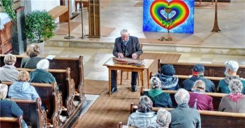 Gebannt lauscht das Publikum Kirchenmusiker Hans Berger an seiner Zither.Foto Hötzelsperger
