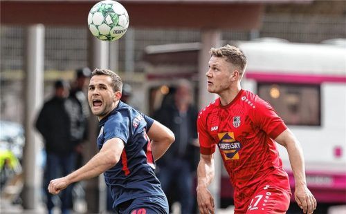 Geht einer in die Relegationsspiele zur Fußball-Bayernliga? Bruckmühls Maximilian Gürtler (links) und der Traunsteiner Alexander Dreßl.Foto Hans Weitz