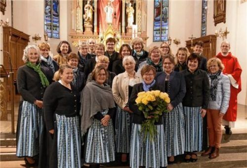 Gelbe Rosen: Stephanie Riedl mit einem Rosenstrauß und allen Damen, die in der Vorstandschaftszeit mit ihr zusammengearbeitet haben.Foto re