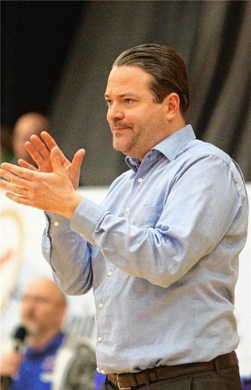 Gelingt die Rettung? Ein Sieg fehlt Bastian Wernthaler und den Basketball-Damen noch.Foto Butzhammer
