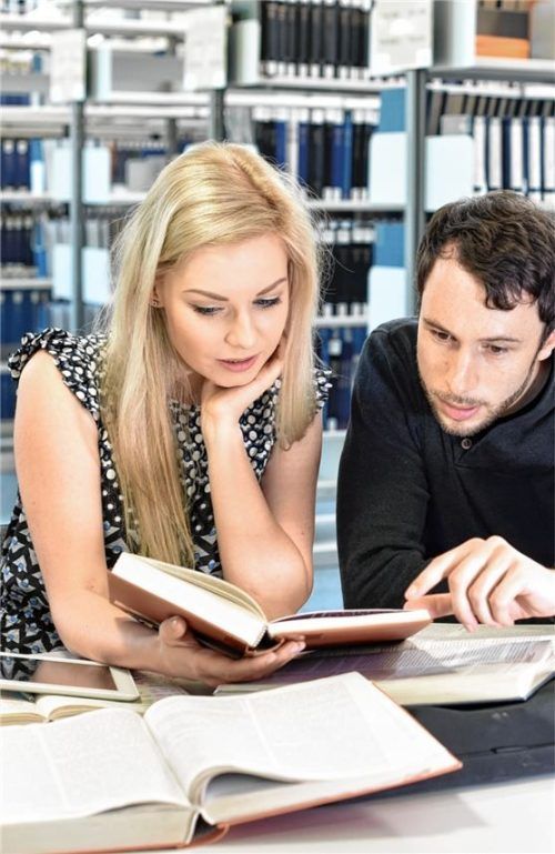 Gemeinsam geht es besser: Kann man sich nur schwer zum Lernen aufraffen, können Lerngruppen für mehr Motivation sorgen. Foto Jens Kalaene/dpa-tmn