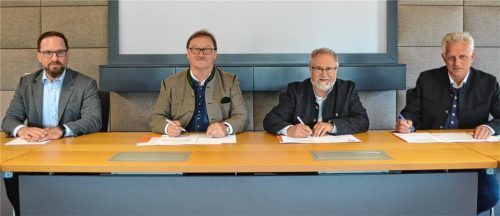 Gemeinsame Sache: Zur Unterzeichnung des Kooperationsvertrags mit dem Giga-Netz-Unternehmen setzte sich Programmmanager Martin Marks mit den Bürgermeistern Gerhard Wirnshofer (Grabenstätt), Rainer Schroll (Vachendorf) und Stefan Schneider (Bergen) zusammen. Foto  Eder