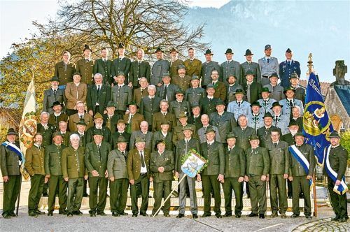 Gemeinschaftsfoto Veteranenverein Nußdorf: Oberst d. R. Professor Dr. Thomas Peisl und Gefreiter Martin Obermüller sind auf dem Foto rechts oben positioniert.Foto  Hötzelsperger