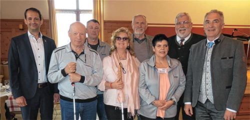 Gewählte Delegierte und Gratulanten: (von links) Rosenheims Oberbürgermeister Andreas März, Herbert Beck, Wahlleiter Max Troppmann, Heidi Schulze, Axel-Uwe Pipahl, Gruppenleiterin Brigitte Lindmeier, Bezirksrat Sebastian Friesinger und der stellvertretende Landrat und Bezirksrat Sepp Hofer.